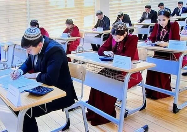 Aşgabat şäheriniň Ruhnama adyndaky takyk ugurly derslere ýöriteleşdirilen 28-nji orta mekdebiniň hem-de takyk we iňlis dili derslerini çuňlaşdyryp öwredýän ýöriteleşdirilen 6-njy orta mekdebiniň okuwçylarynyň arasynda “Iňlis dili” dersinden test bäsleşigi