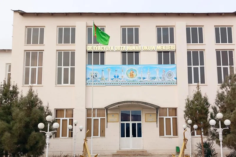 TÜRKMENISTANYŇ MINISTRLER KABINETINIŇ ÝANYNDAKY ULAG WE KOMMUNIKASIÝALAR AGENTLIGINIŇ «TÜRKMENDEŇIZDERÝAÝOLLARY» AGENTLIGINIŇ TÜRKMENABAT ŞÄHERINDÄKI DERÝAÇYLYK ORTA HÜNÄR OKUW MEKDEBI