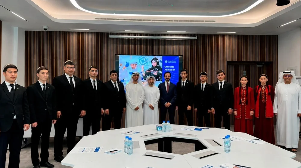 Ýagşygeldi Kakaýew adyndaky Halkara nebit we gaz uniwersitetiniň talyplary Birleşen Arap Emirlikleriniň Khalifa uniwersitetinde okuw-önümçilik tejribeligini geçýärler